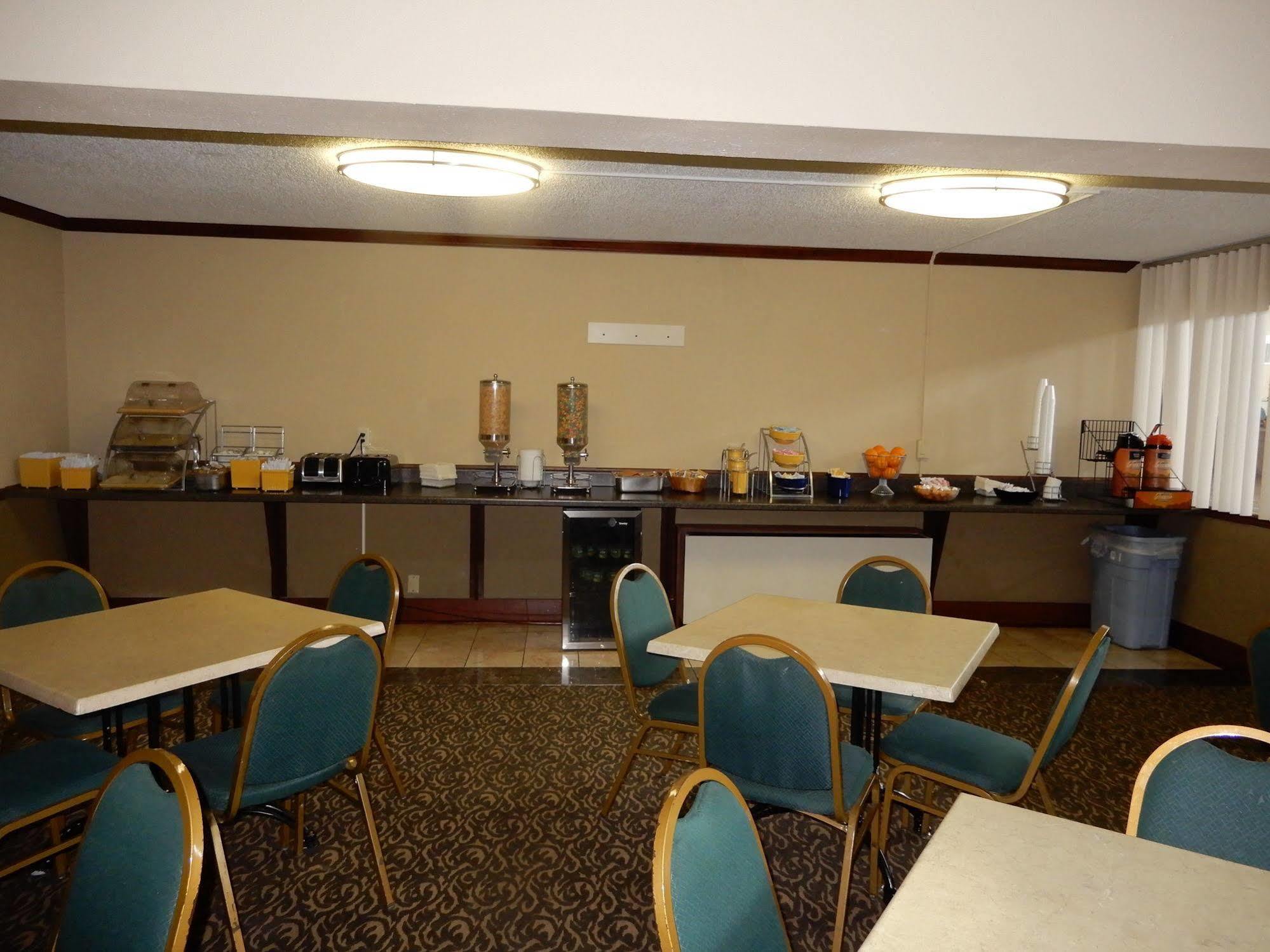 Clarion Hotel Milwaukee Airport Exterior foto